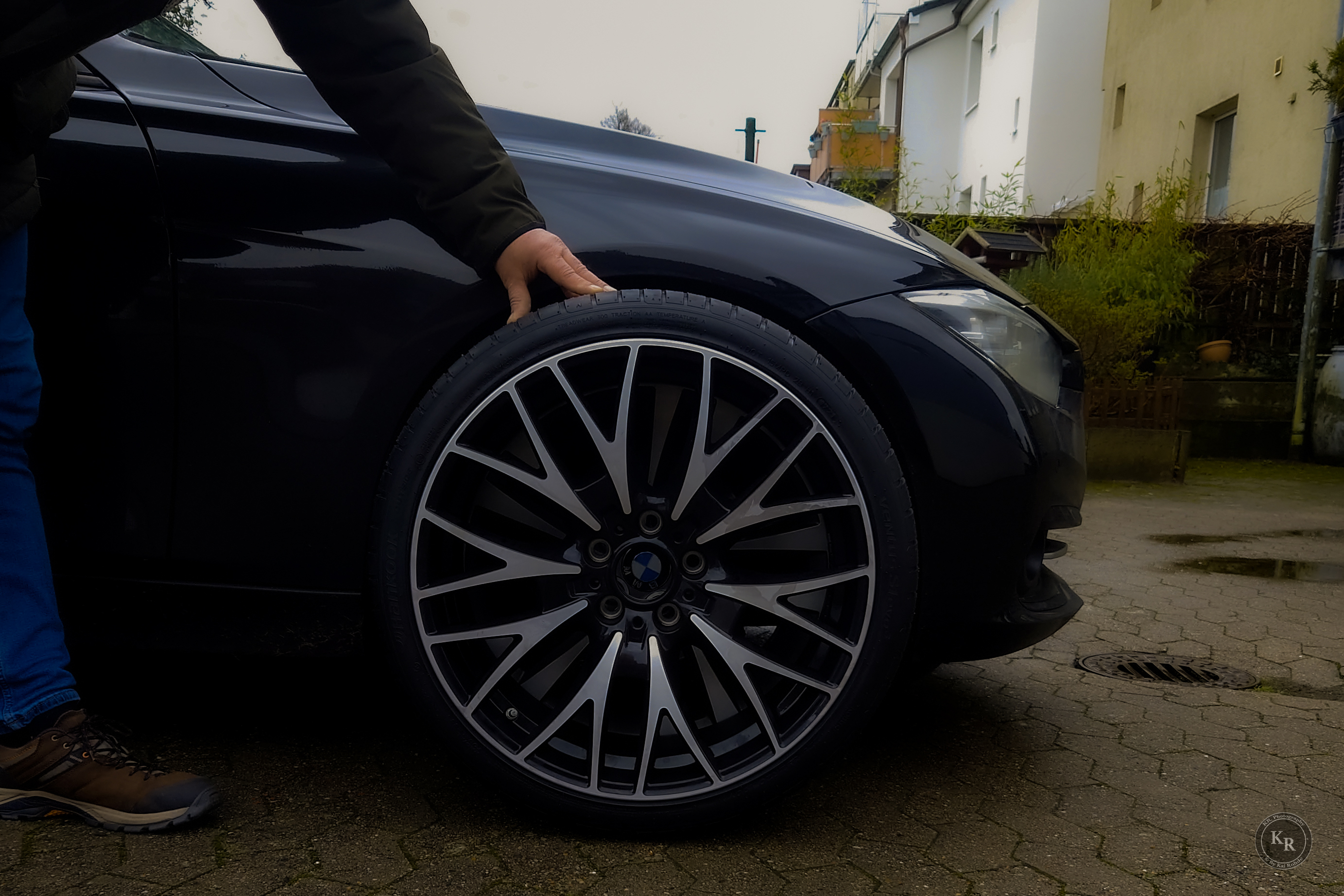 Und natürlich hat er auch noch neue Original BMW Sommerkompletträder Kreuzspeicher Styling 404, mit HanKook  Ventus S1 Evo 3 Bereifung. Bekommen